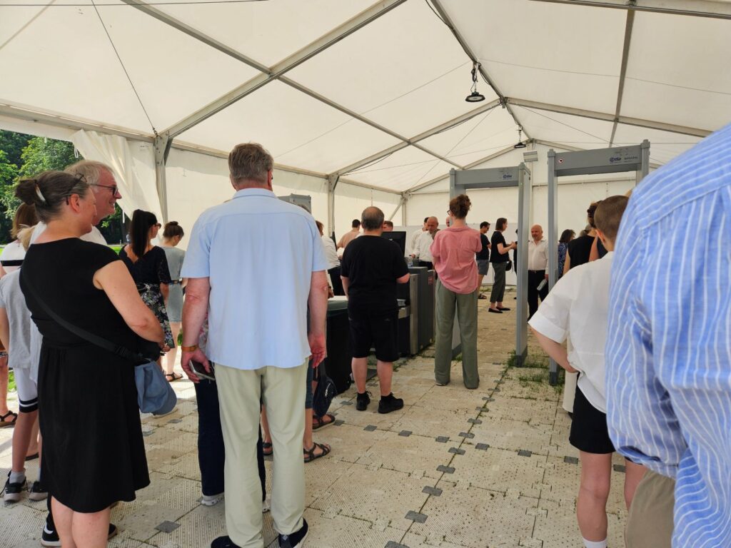 Bezoekers passeren de veiligheidscontrole bij de ingang van Schloss Bellevue voor de tentoonstelling Freiraum Kunst in Berlijn.