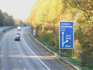 Verkeer op de Duitse A3 bij Elten richting Arnhem tijdens het lange weekend rond Fronleichnam.