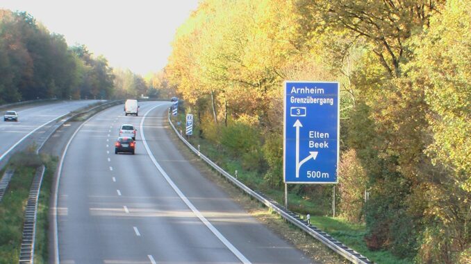 Verkeer op de Duitse A3 bij Elten richting Arnhem tijdens het lange weekend rond Fronleichnam.