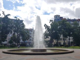 Fontein en bomen op de Viktoria-Luise-Platz in Berlijn zorgen voor verkoeling tijdens warm zomerweer.