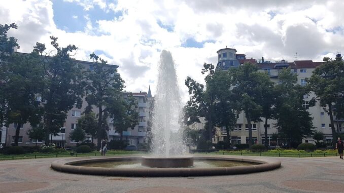 Fontein en bomen op de Viktoria-Luise-Platz in Berlijn zorgen voor verkoeling tijdens warm zomerweer.