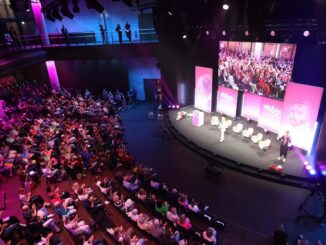 Bezoekers tijdens de Yes!Con 2026 in Berlijn, het grootste kankerevenement van Duitsland.