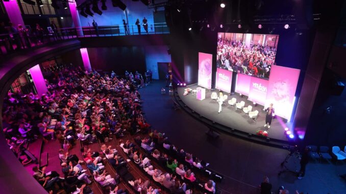 Bezoekers tijdens de Yes!Con 2026 in Berlijn, het grootste kankerevenement van Duitsland.