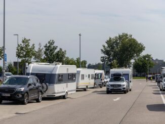 Caravans en campers onderweg tijdens de zomervakantie in Duitsland