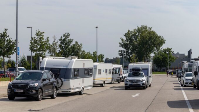 Caravans en campers onderweg tijdens de zomervakantie in Duitsland