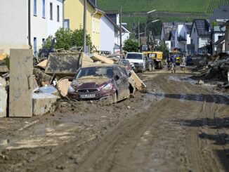 Straat in Ahrweiler met modder, vernielde auto's en puin na de overstromingen van juli 2021.