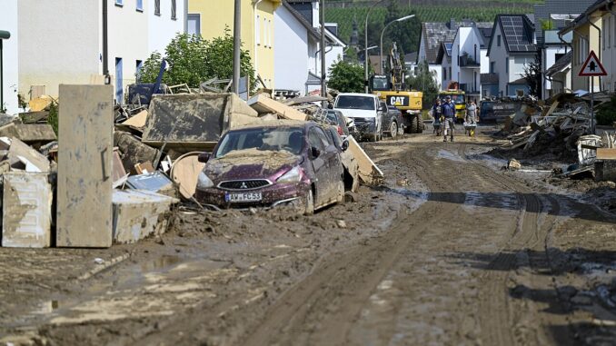 Straat in Ahrweiler met modder, vernielde auto's en puin na de overstromingen van juli 2021.