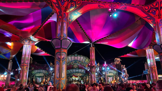 Bezoekers op de Second Stage van het Airbeat One Festival in Neustadt-Glewe in Duitsland.