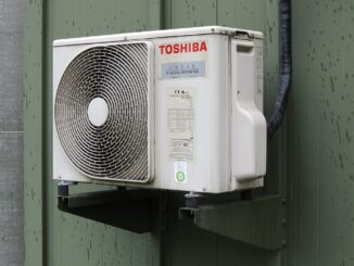 Buitenunit van een split-airco aan een gebouw als illustratie van de groeiende vraag naar airco's in Duitsland.