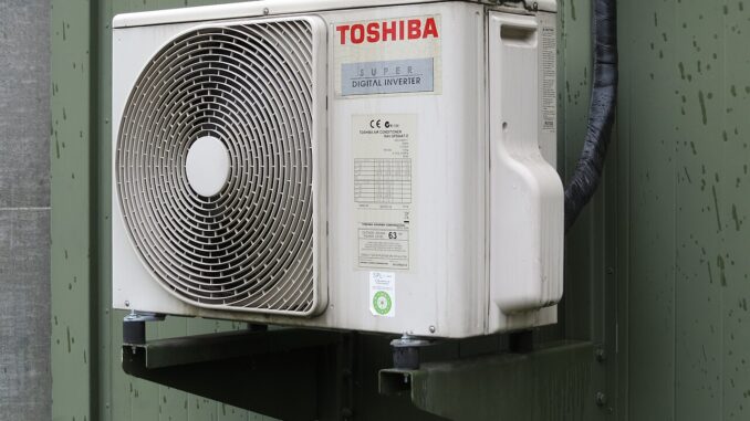 Buitenunit van een split-airco aan een gebouw als illustratie van de groeiende vraag naar airco's in Duitsland.