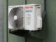 Buitenunit van een split-airco aan een gebouw als illustratie van de groeiende vraag naar airco's in Duitsland.