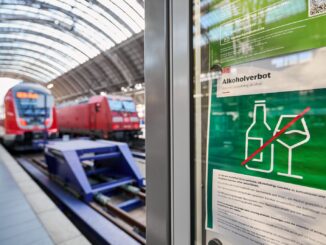 Waarschuwingsbord voor het alcoholverbod op het perron van Frankfurt Hauptbahnhof.