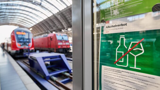 Waarschuwingsbord voor het alcoholverbod op het perron van Frankfurt Hauptbahnhof.