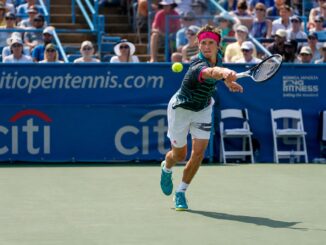 Alexander Zverev slaat een forehand tijdens een ATP-tenniswedstrijd.