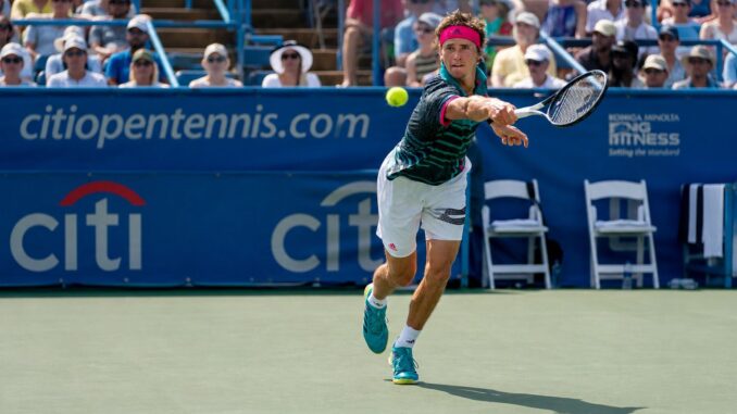 Alexander Zverev slaat een forehand tijdens een ATP-tenniswedstrijd.