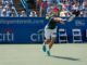 Alexander Zverev slaat een forehand tijdens een ATP-tenniswedstrijd.