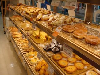 Bakstation met brood en banket in een supermarkt in Duitsland.