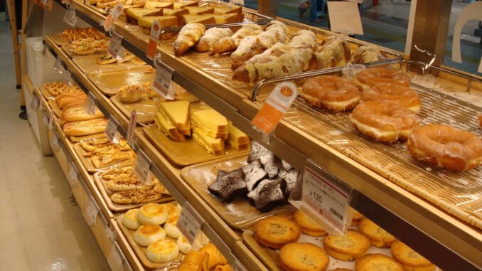 Bakstation met brood en banket in een supermarkt in Duitsland.