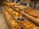 Bakstation met brood en banket in een supermarkt in Duitsland.