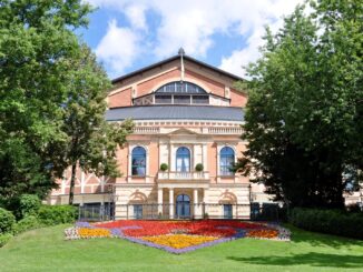 Het Bayreuther Festspielhaus, waar de Bayreuther Festspiele onder leiding van Katharina Wagner plaatsvinden.