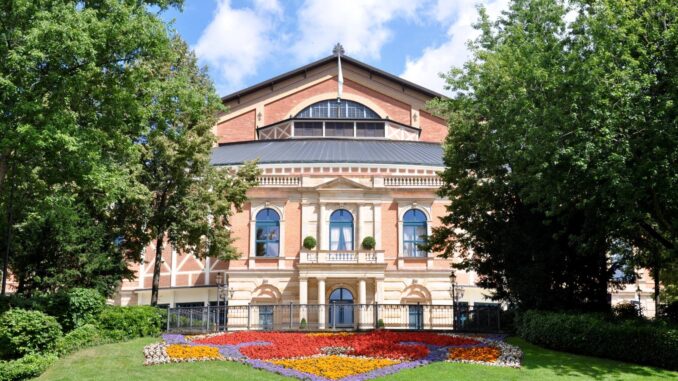 Het Bayreuther Festspielhaus, waar de Bayreuther Festspiele onder leiding van Katharina Wagner plaatsvinden.