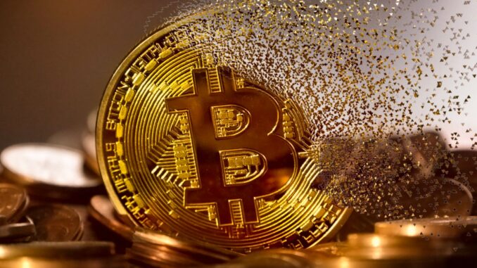 Illustratie van een Bitcoin-munt over de voorgenomen afschaffing van het belastingvoordeel voor cryptovaluta in Duitsland.