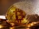 Illustratie van een Bitcoin-munt over de voorgenomen afschaffing van het belastingvoordeel voor cryptovaluta in Duitsland.