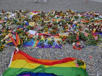 Bloemen, kaarsen en regenboogvlaggen bij de Brandenburger Tor na de aanslag op de CSD in Berlijn