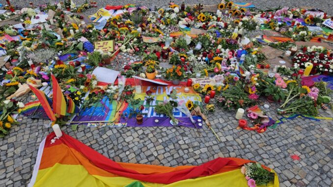 Bloemen, kaarsen en regenboogvlaggen bij de Brandenburger Tor na de aanslag op de CSD in Berlijn