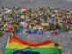 Bloemen, kaarsen en regenboogvlaggen bij de Brandenburger Tor na de aanslag op de CSD in Berlijn