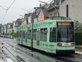Stadtbahn-voertuig van Stadtwerke Bonn (SWB) in de wijk Dottendorf in Bonn.
