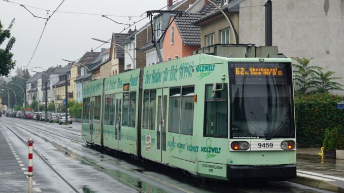 Stadtbahn-voertuig van Stadtwerke Bonn (SWB) in de wijk Dottendorf in Bonn.