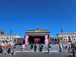 Podium van de CSD Berlin 2026 voor de Brandenburger Tor in Berlijn