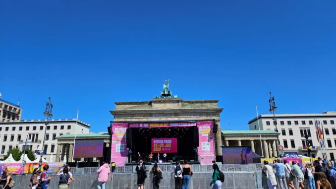 Podium van de CSD Berlin 2026 voor de Brandenburger Tor in Berlijn