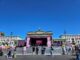 Podium van de CSD Berlin 2026 voor de Brandenburger Tor in Berlijn