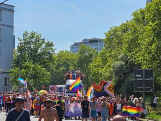 CSD Berlin 2026 met deelnemers en regenboogvlaggen tijdens de parade door Berlijn