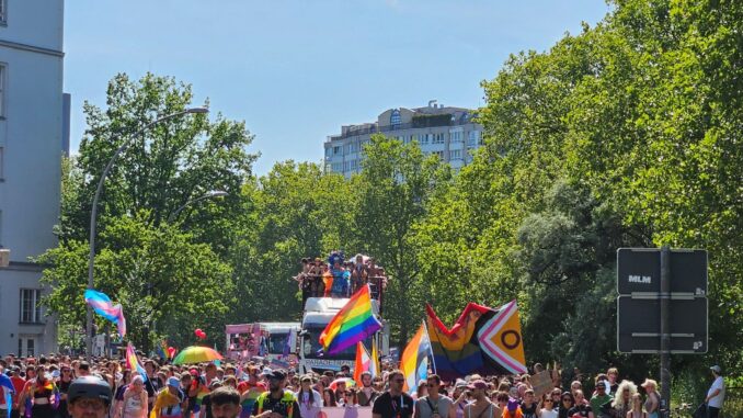 CSD Berlin 2026 met deelnemers en regenboogvlaggen tijdens de parade door Berlijn
