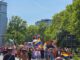 CSD Berlin 2026 met deelnemers en regenboogvlaggen tijdens de parade door Berlijn
