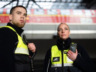 Beveiligers van DB Sicherheit met bodycams op station Berlijn Hauptbahnhof.