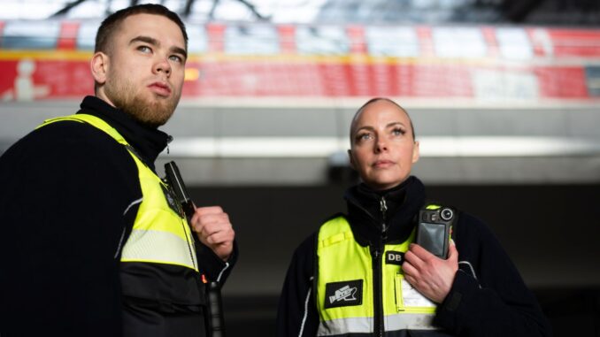 Beveiligers van DB Sicherheit met bodycams op station Berlijn Hauptbahnhof.
