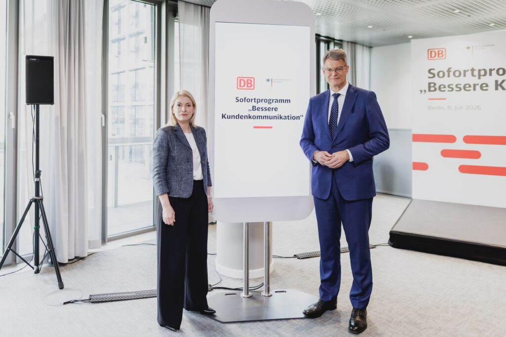 DB-topvrouw Evelyn Palla en minister Patrick Schnieder presenteren het programma 'Betere klantencommunicatie' van Deutsche Bahn.