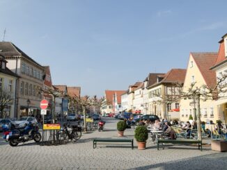 De historische Marktplatz in Gunzenhausen, de Beierse stad waar een literaire avond over de roman Gunzenhausen van Piet de Moor plaatsvindt.