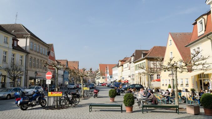 De historische Marktplatz in Gunzenhausen, de Beierse stad waar een literaire avond over de roman Gunzenhausen van Piet de Moor plaatsvindt.