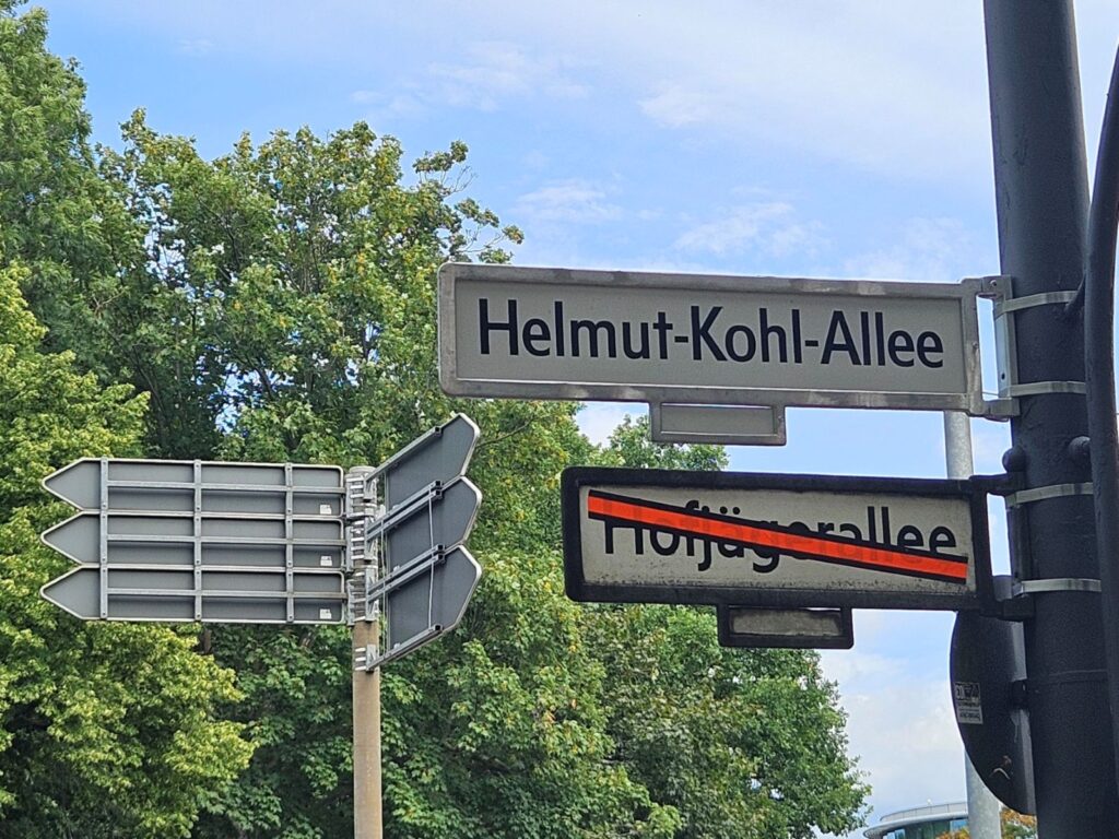 De Helmut-Kohl-Allee in Berlijn met op de achtergrond de Siegessäule.