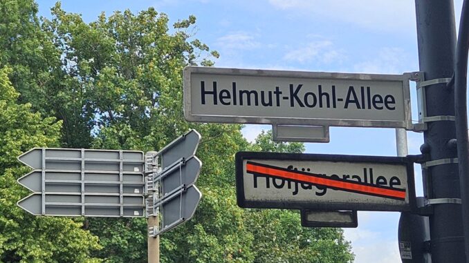 Straatnaambord van de Helmut-Kohl-Allee in Berlijn met daaronder de doorgestreepte oude naam Hofjägerallee.