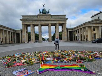 Bloemen en regenboogvlaggen bij de Brandenburger Tor na de CSD-aanslag in Berlijn