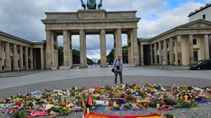 Bloemen en regenboogvlaggen bij de Brandenburger Tor na de CSD-aanslag in Berlijn