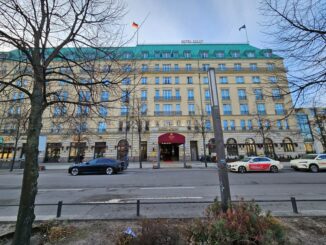 Voorgevel van Hotel Adlon aan de Pariser Platz in Berlijn, waar het hotel na een loos alarm kort werd ontruimd.