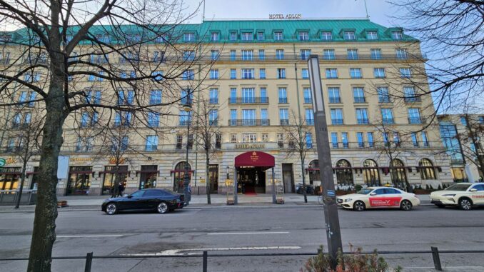 Voorgevel van Hotel Adlon aan de Pariser Platz in Berlijn, waar het hotel na een loos alarm kort werd ontruimd.