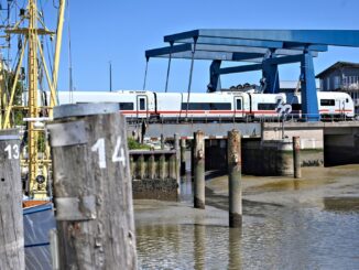 Een ICE van Deutsche Bahn passeert de klapbrug bij Husum op weg naar Westerland op Sylt.